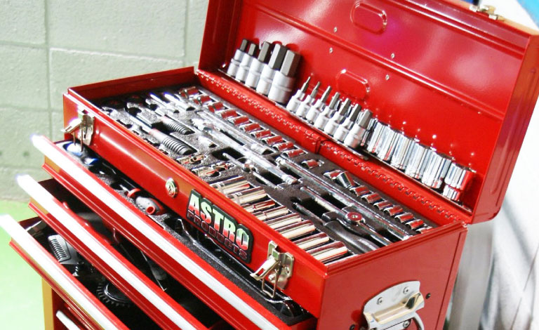 写真：赤い工具ケースにあらゆる工具が用意されている